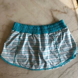 Lululemon woman’s sz 8 (estimate) tennis Skirt - Blue and White